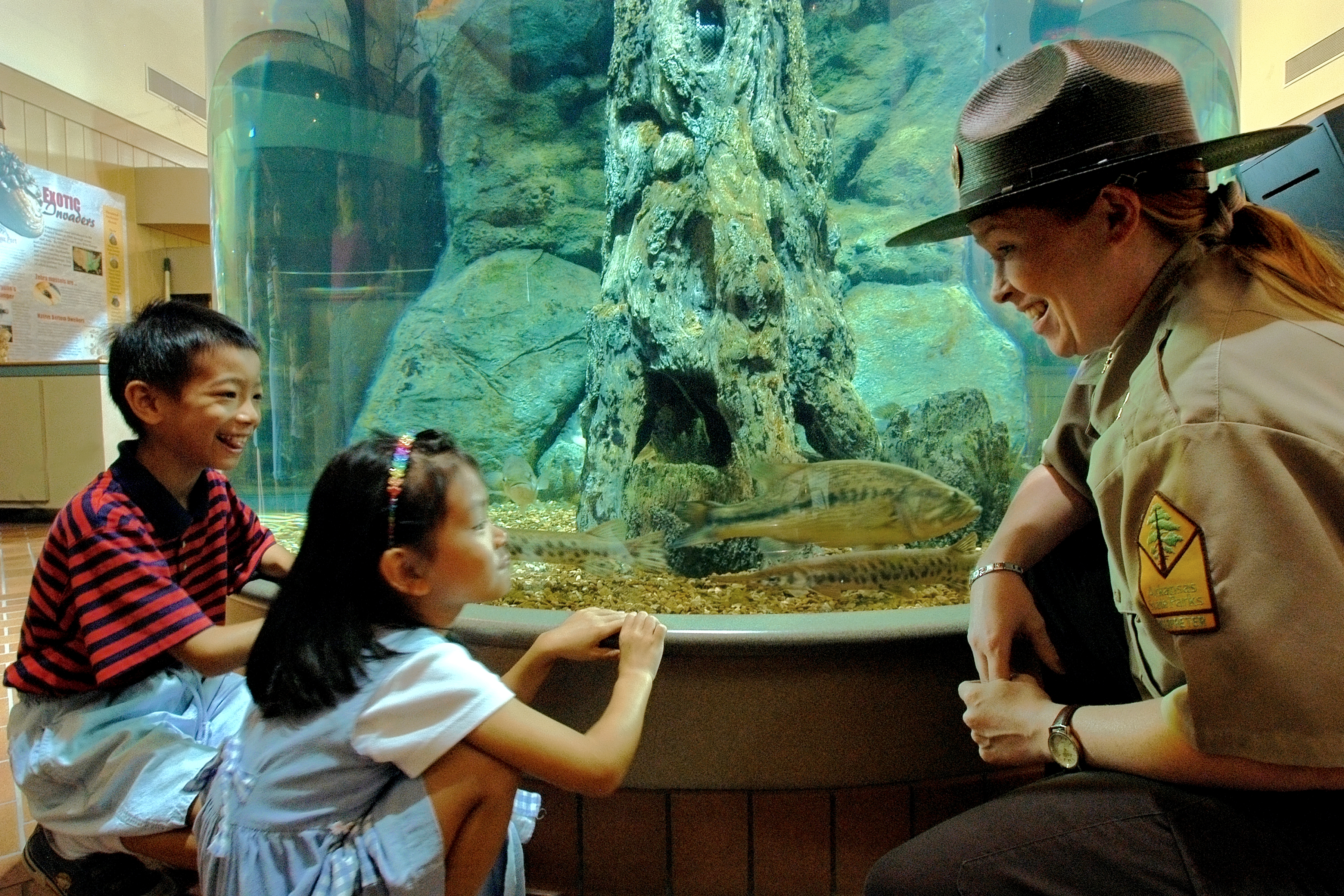 Park interpreter showing children the aquarium at Lake Dardanelle