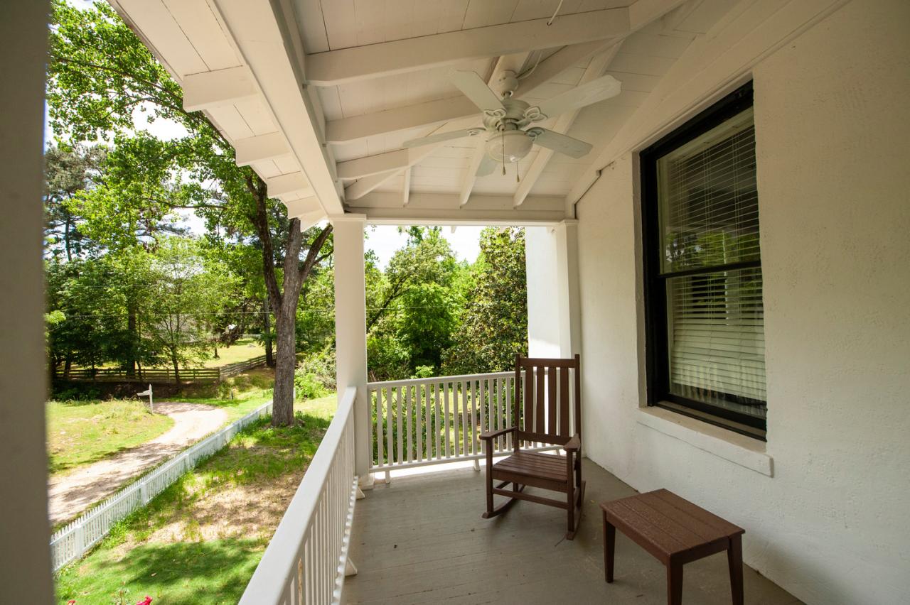 Jailhouse Bed and Breakfast at Historic Washington State Park porch