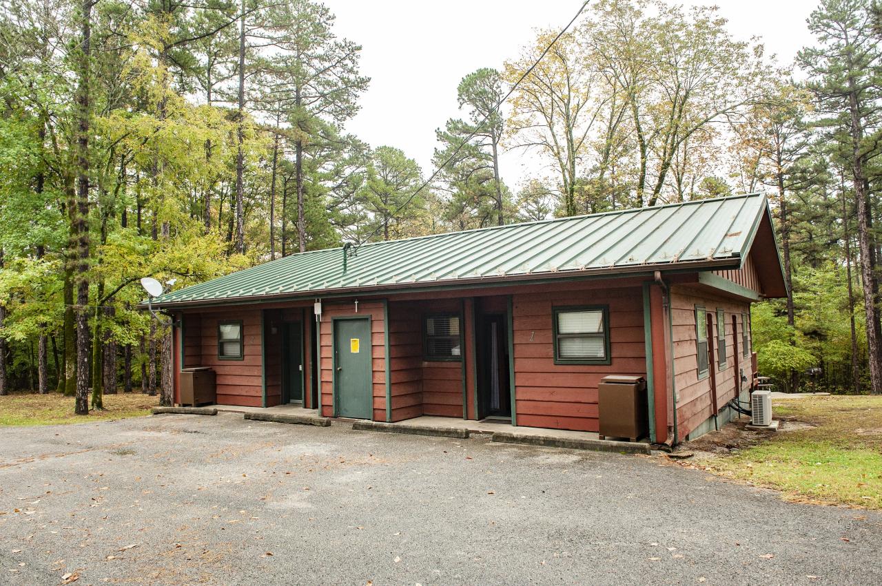 The exterior view of Cabin 1 at Crowley's Ridge State Park