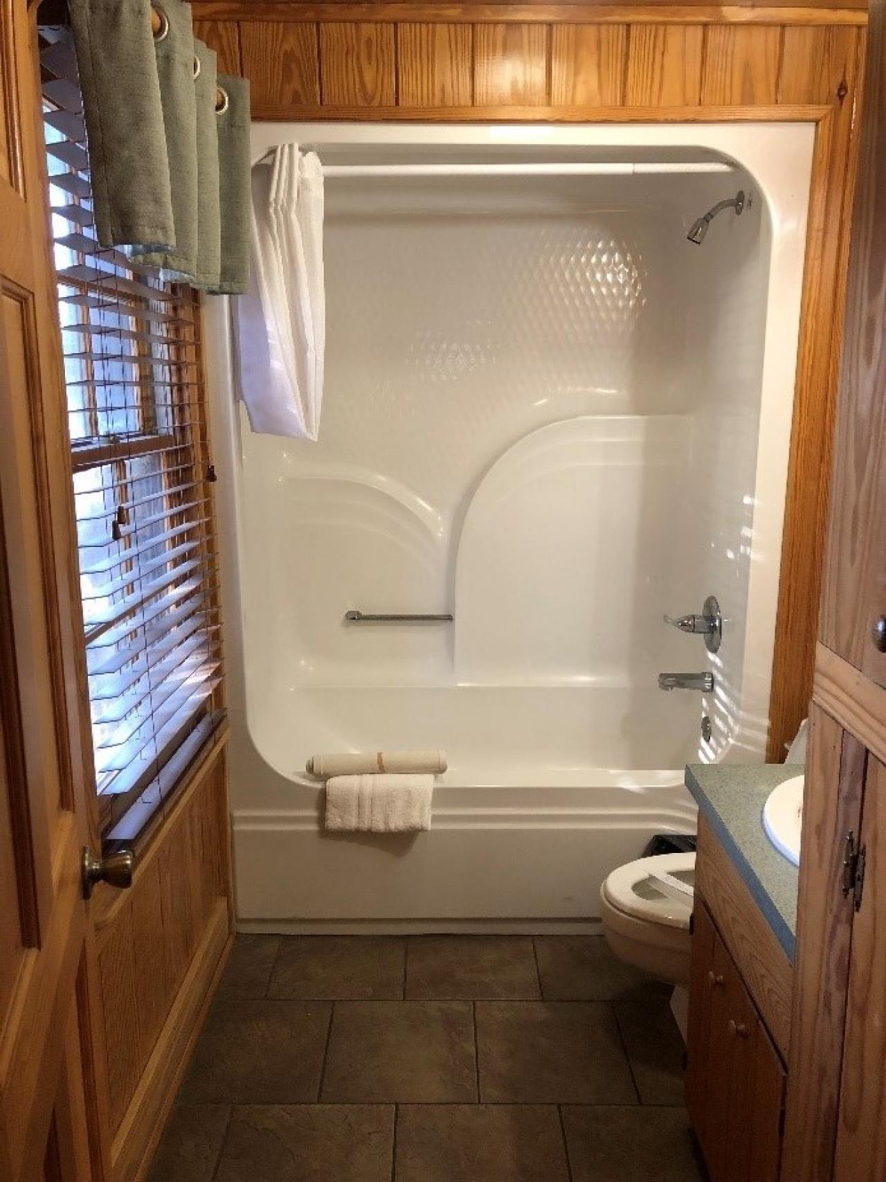 A full bathroom at Cabin 15 at Mount Nebo State Park