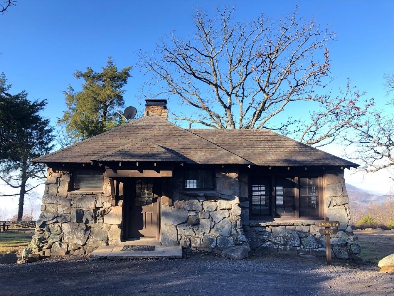 A view of the front exterior of Cabin 15 at Mount Nebo State Park