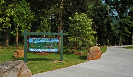 Don't let it fool you, this trail quickly turns rugged for adventurous hikes.